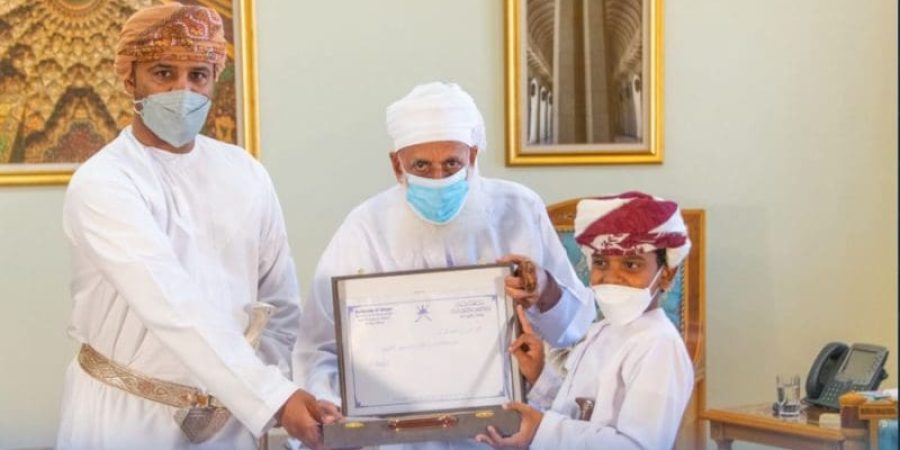 جانب من تكريم سماحة الشيخ أحمد بن حمد الخليلي للطفل