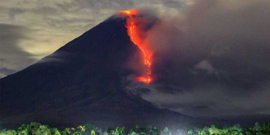 بركان سيميرو في شرق جزيرة جاوة