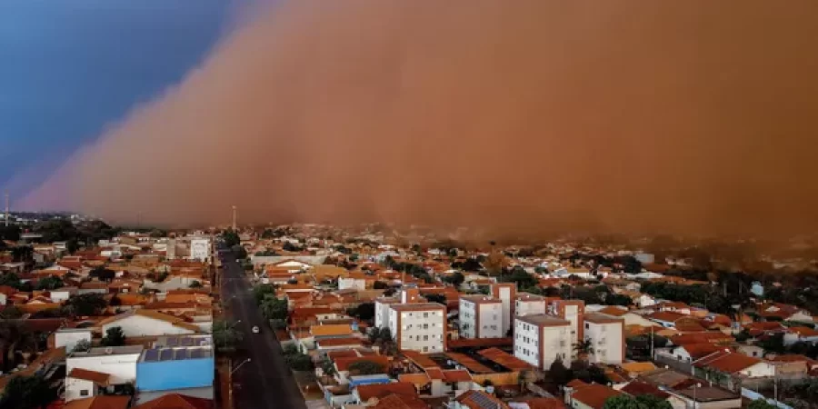 عاصفة ترابية شديدة في مدينة فروتال البرازيلية
