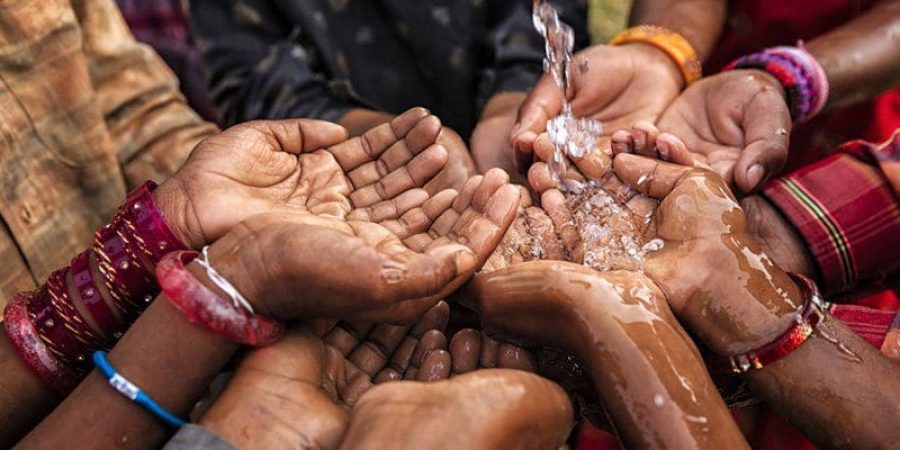 هناك حوالي 2.2 مليار شخص في العالم لا يحصلون على مياه الشرب النظيفة