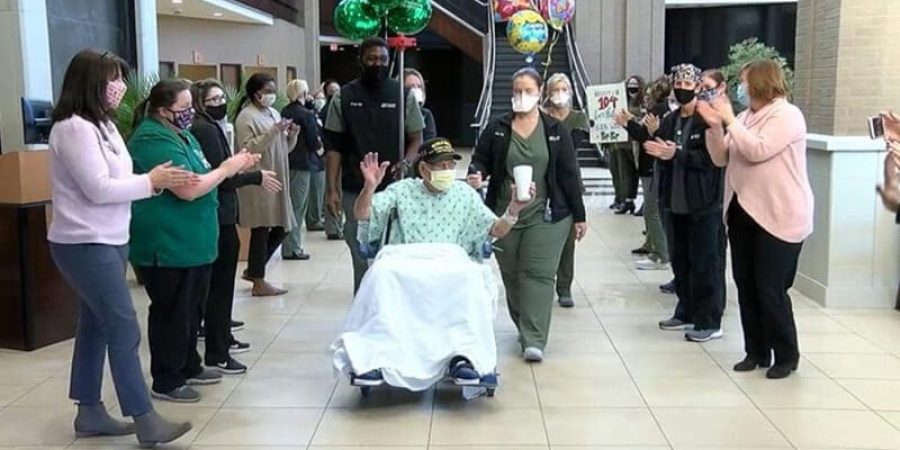 الميجور ووتن أثناء خروجه من المستشفى وسط احتفالات بشفائه وبعيد ميلاده الـ104