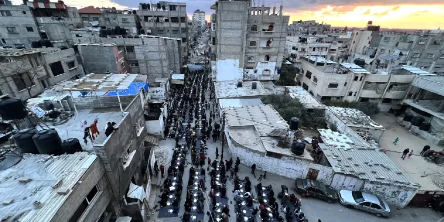 سكان مدينة رفح أقاموا مأدبة إفطار جماعية لمئات الفلسطينيين في شوارع المدينة