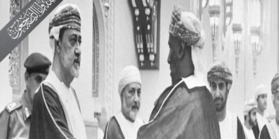 الشيخ عبدالله بن حثيث البطحري خلال مصافحته لجلالة السلطان