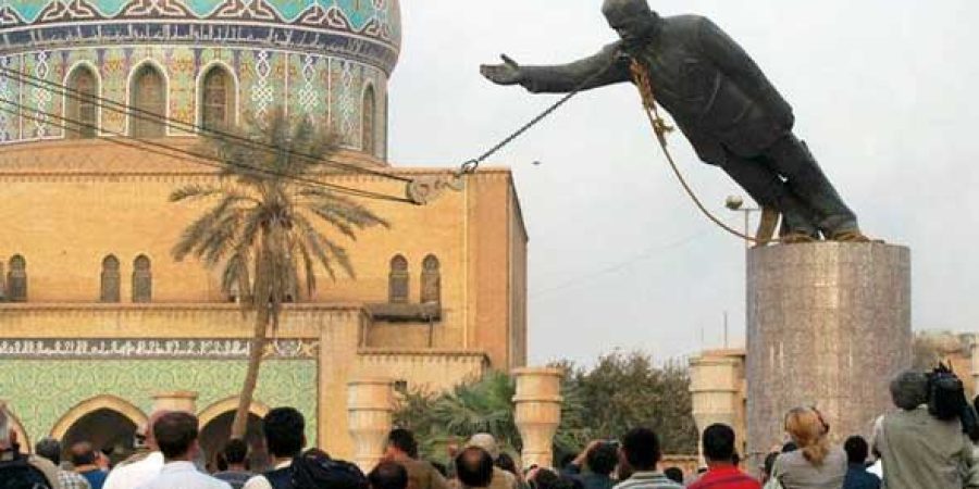 لحظة سقوط تمثال الرئيس العراقي الراحل صدّام حسين