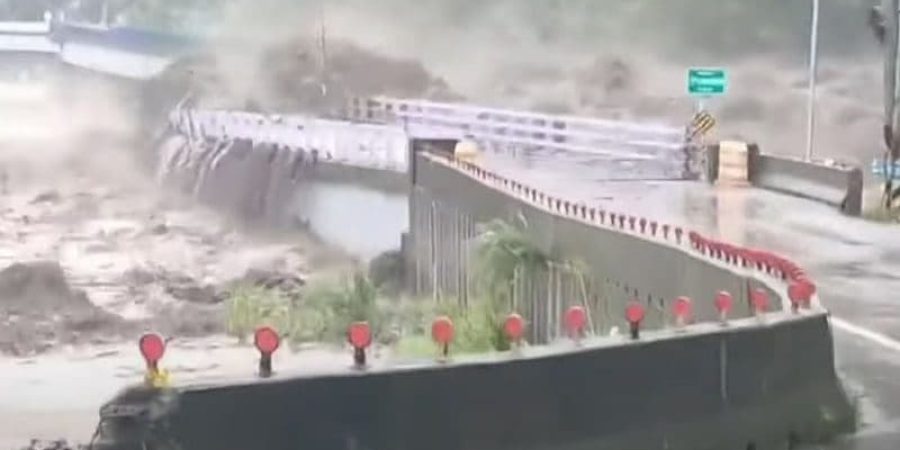 سيول جارفة تمحو جسرًا في تايوان