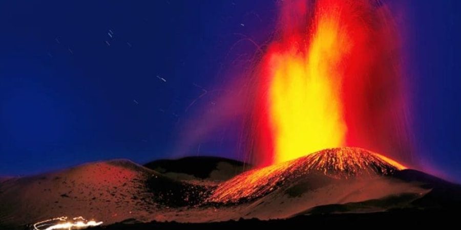 بركان جبل إتنا فوق جزيرة صقلية الإيطالية يستطيل بعد 6 أشهر من النشاط