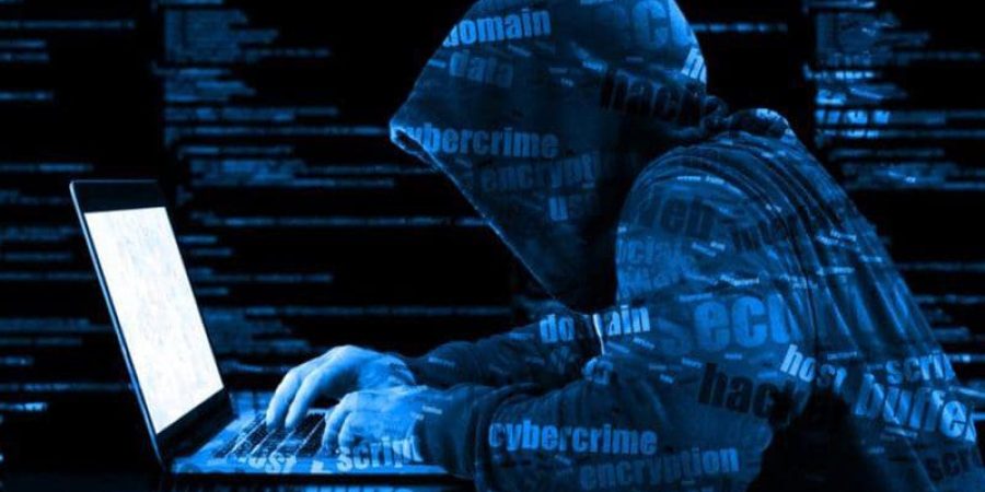 البيانات الشخصية يمكن جمعها عن طريق برامج ضارة مخترقة مثبتة من قبل مهاجم يحاول سرقة عملة مشفرة أو ارتكاب نوع مماثل من الجرائم