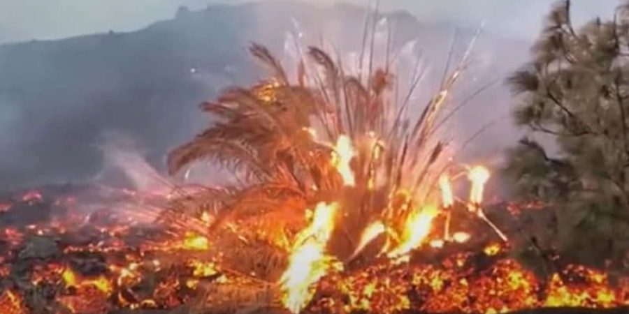 الحمم البركانية الجديدة المنبثقة من بركان كومبر فيجا في جزيرة لا بالما.