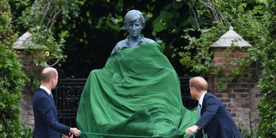 الأميران البريطانيان هاري وويليام يقفان أمام تمثال أمهما الراحلة الأميرة ديانا