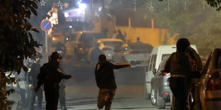 متظاهرون فلسطينيون يشتبكون مع الشرطة الإسرائيلية في الشيخ جراح بالقدس الشرقية يوم 7 مايو