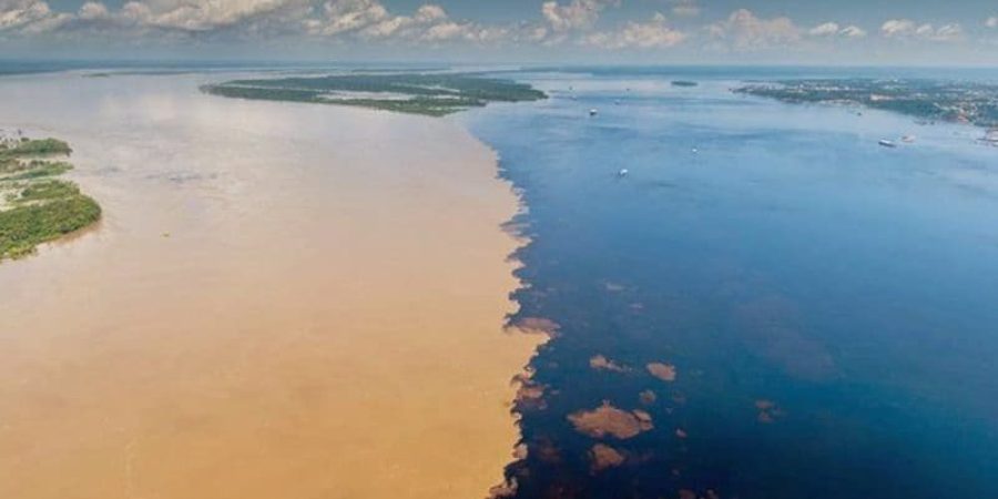 نقطة التقاء نهر الأمازون ذي اللون الطيني مع نهر تاباجوس ذي اللون الأزرق