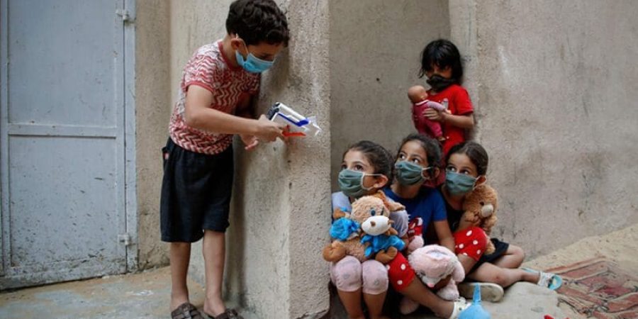 أطفال فلسطينيون يرتدون كمامات بسبب وباء فيروس كورونا "كوفيد-19".