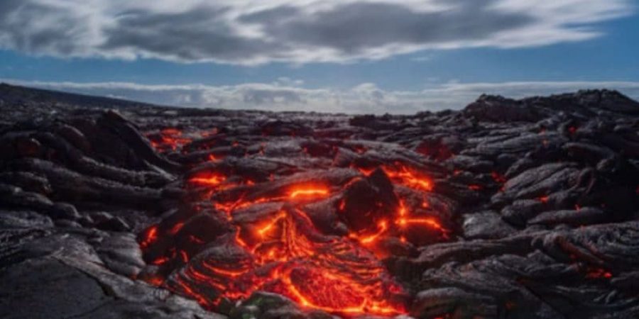 عُماني يوثق الحمم البركانية في أكبر جزر هاواي بمشهد مهيب