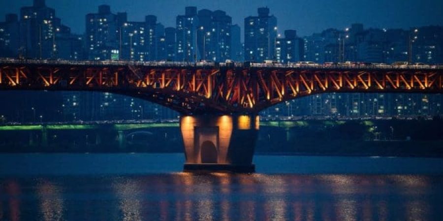 مشهد عام لجسر سيوغسودايجيو فوق نهر هان في سيؤول.