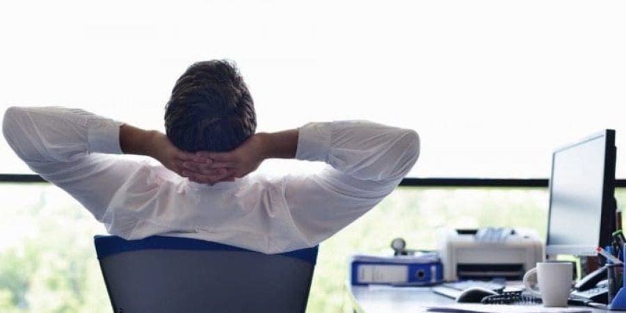 الاستراحة القصيرة أثناء العمل يمكن أن تعالج آثار الخمول الناجم عن عدم الحصول على قسط كافٍ من النوم ليلا (بيكسلز)