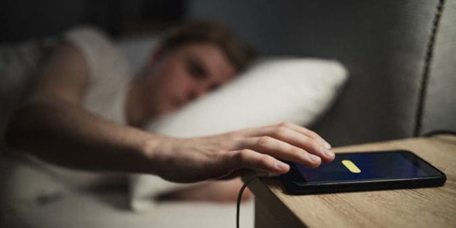 استخدام الهاتف الذكي أثناء النوم | تعبيرية