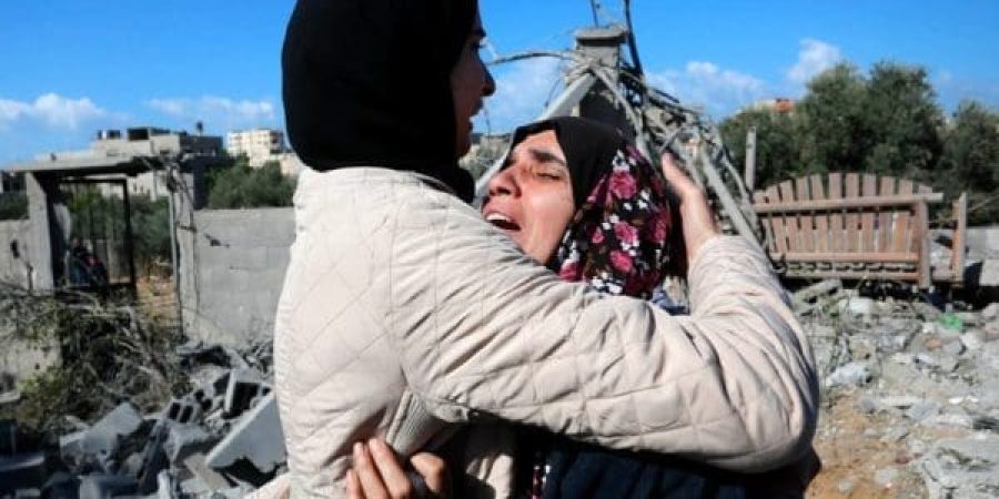 دموع ومواساة بعد استشهاد العشرات وإصابة آخرين في مجزرة جديدة ارتكبها جيش الاحتلال الإسرائيلي في دير البلح وسط قطاع غزة (الأناضول)