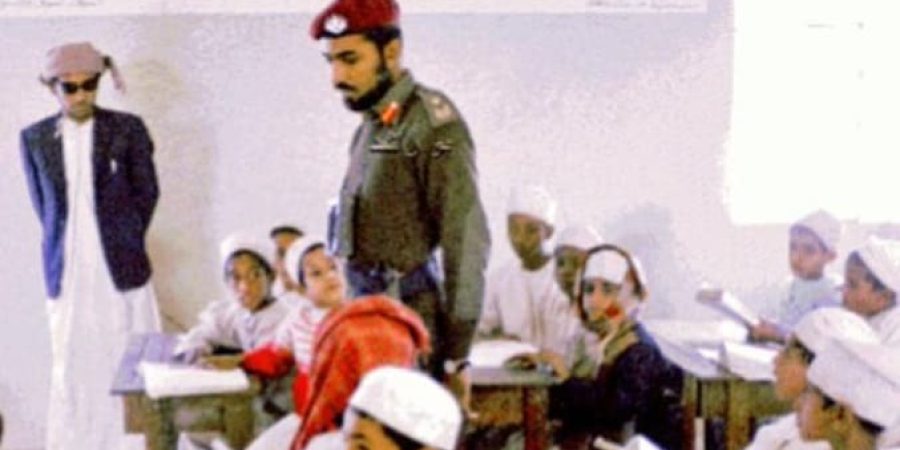 صورة من الأرشيف خلال زيارة جلالة السلطان إحدى المدارس في منتصف السبعينات