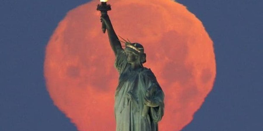 بدا القمر الوردي العملاق بلون برتقالي خفيف عند رؤيته