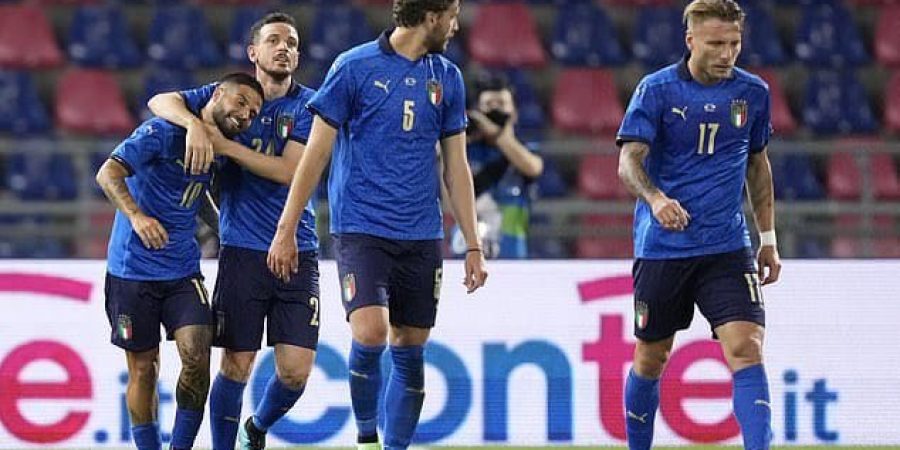 فرحة لاعبي إيطاليا بالفوز العريض