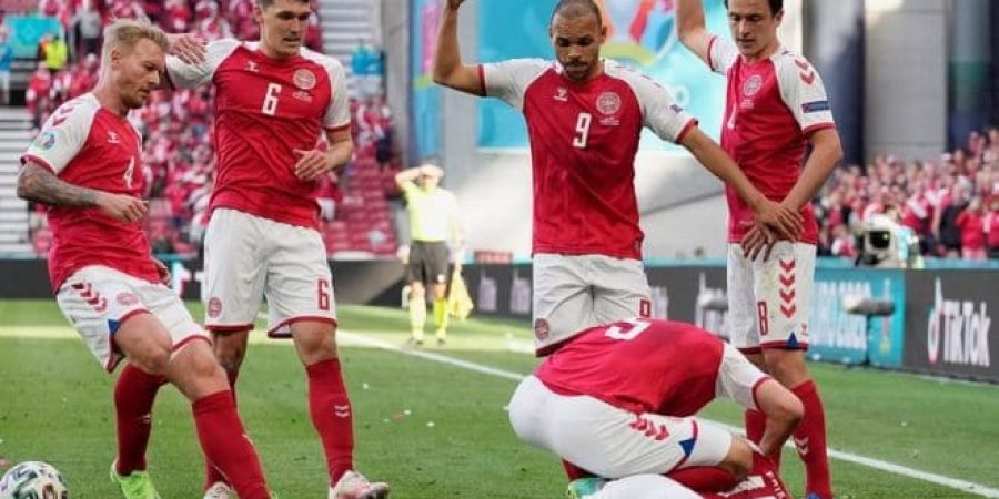 لاعبي الدنمارك يطلبون تدخل الطاقم الطبي بعد سقوط زميلهم