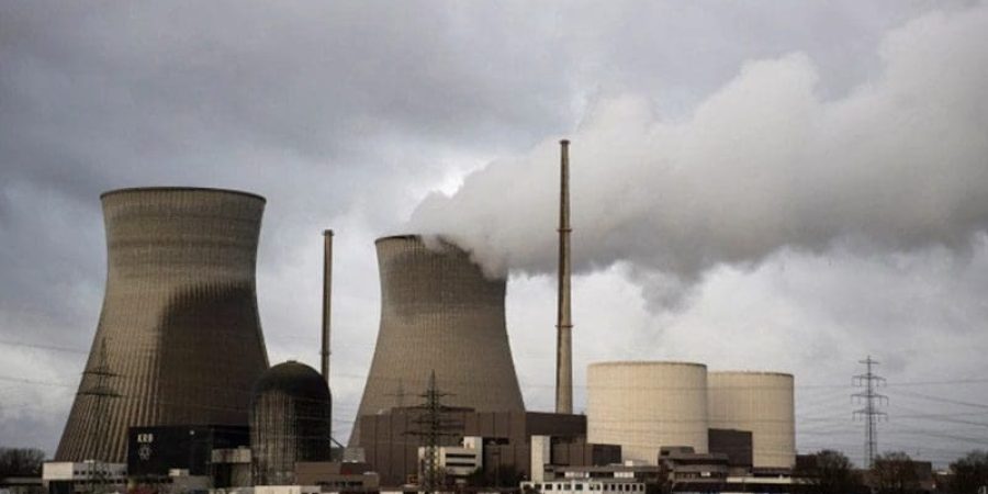 تصاعد سحب الدخان من محطة نووية لتوليد الكهرباء في ألمانيا (رويترز)