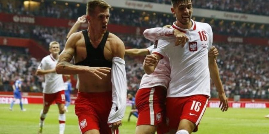فرحة لاعبي بولندا بهدف زيمانسكي القاتل