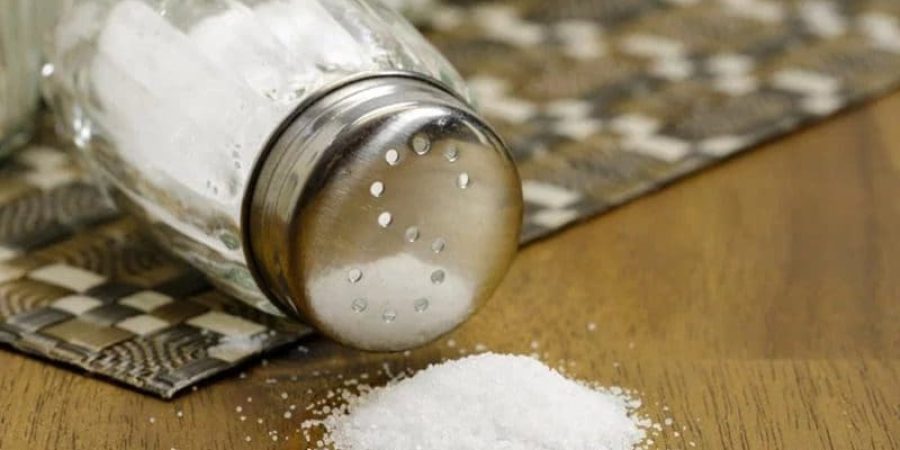 توصي الهيئات الصحية البالغين بعدم تناول أكثر من 6غ (نحو ملعقة صغيرة) من الملح يوميًا
