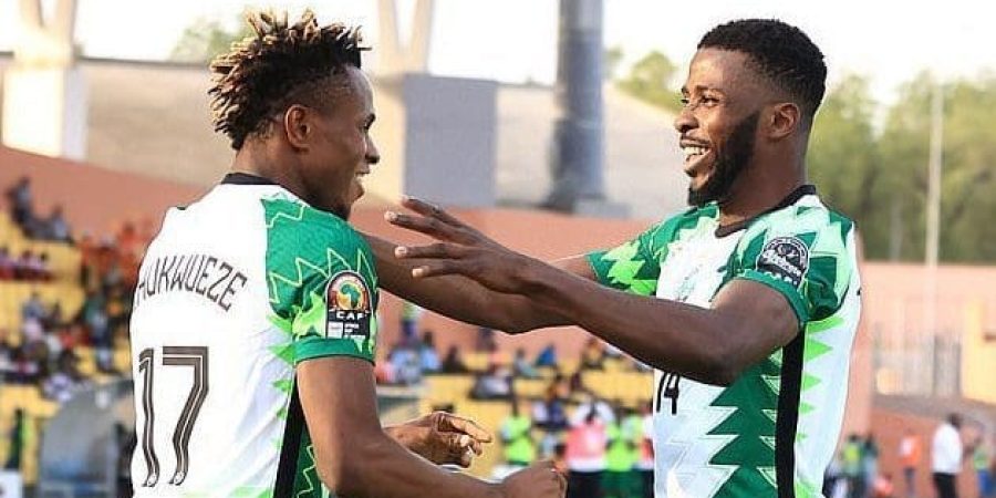فرحة لاعبي نيجيريا بعد الفوز على السودان