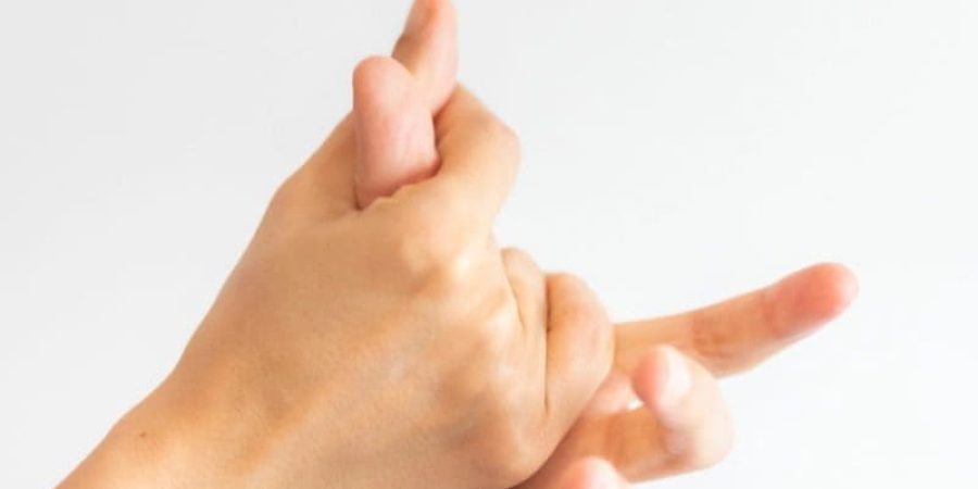 تقوم بالعصر على يديك قلقًا، يمكنك مساعدة نفسك لتخفيف التوتر على الفور باستخدام يديك نفسهما.