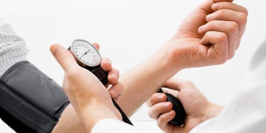 يقاس ضغط الدم باستخدام جهاز خاص قد يكون يدويًا مثل جهاز قياس الضغط الزئبقي، أو آليا مثل أجهزة قياس الضغط الإلكترونية