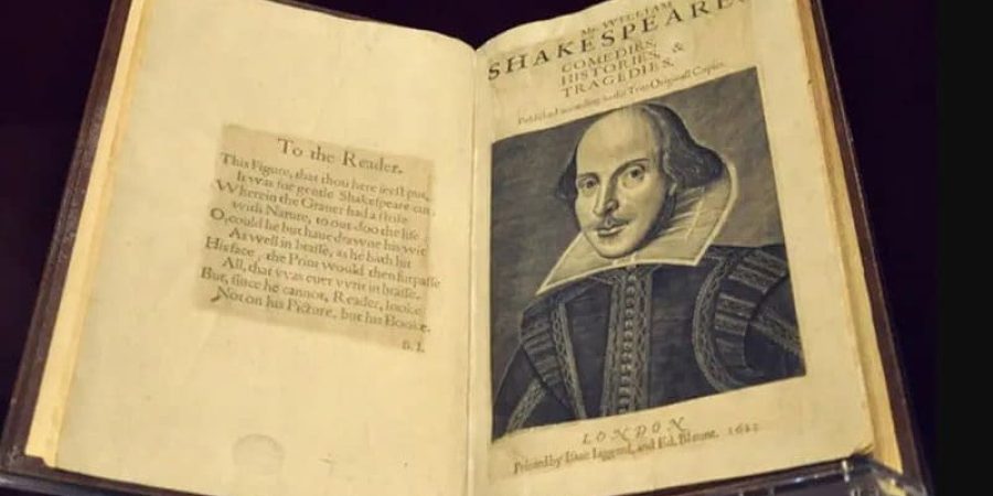 الصفحة الأولى من مخطوطة شكسبير المحفوظة في متحف فيكتوريا وألبرت (مواقع إلكترونية)
