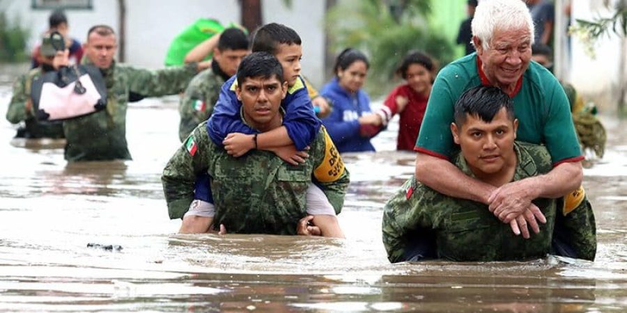 أفراد من الجيش المكسيكي ينقذون الأشخاص الذين حوصروا في منازل غمرتها المياه بعد هطول أمطار غزيرة في تلاكيباك