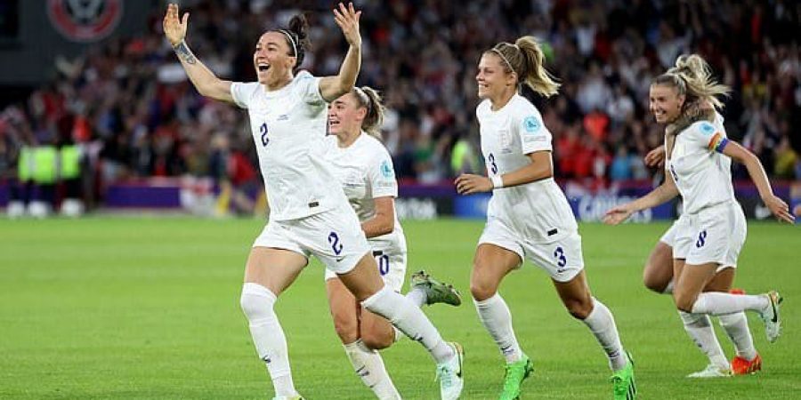 فرحة سيدات إنجلترا بعد بلوغ النهائي