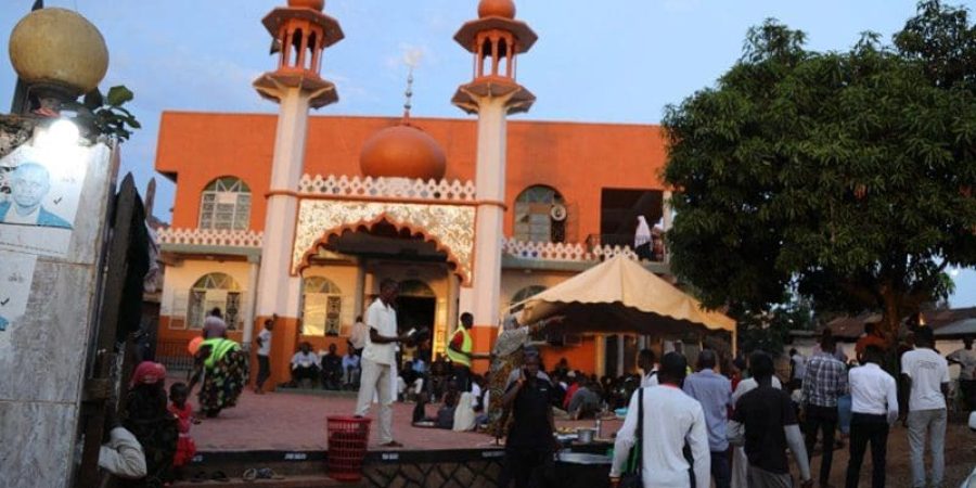 صور لإفطار جماعي في ساحة مسجد كسانقا بالعاصمة كمبالا
