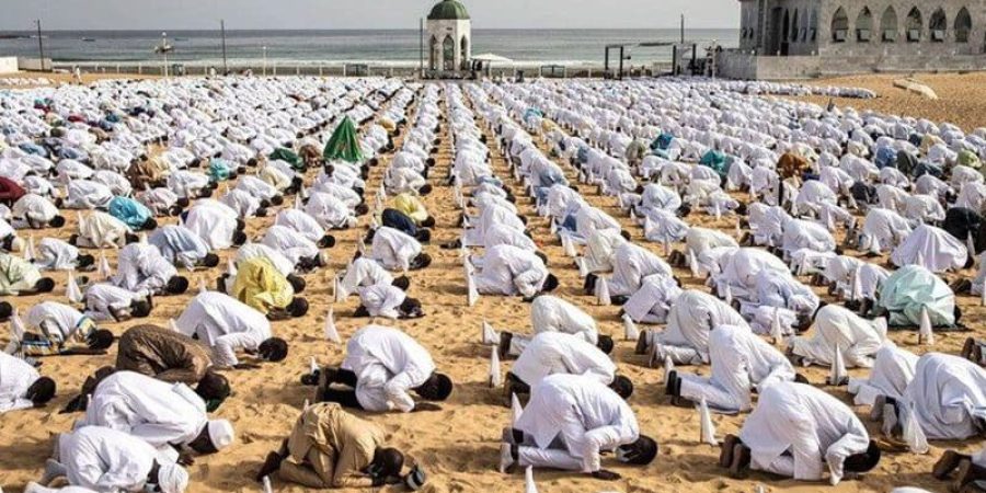 مسلمون من طائفة "لاين" في العاصمة السنغالية دكار يؤدون صلاة عيد الأضحى