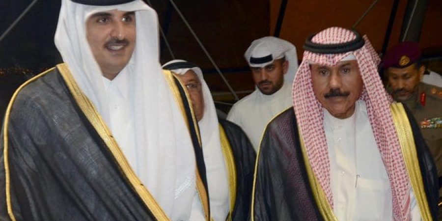 لقاء سابق بين أمير الكويت الشيخ نواف الصباح (يمين) وأمير قطر الشيخ تميم بن حمد آل ثاني.