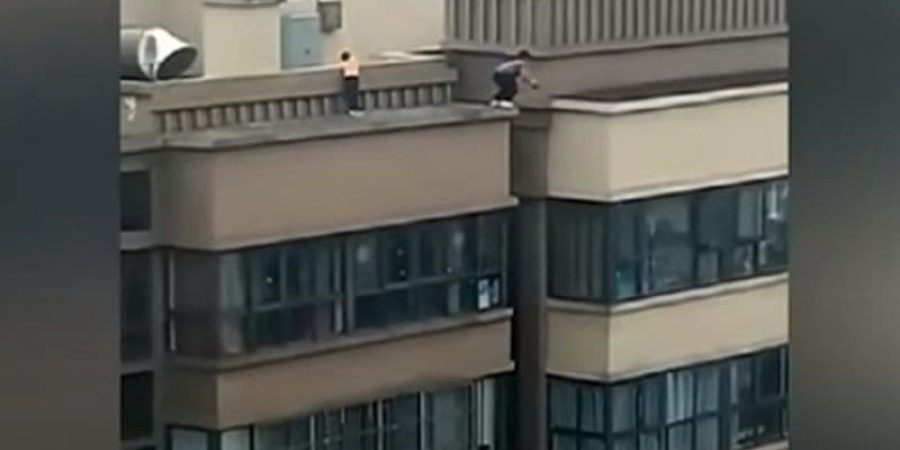 طفلين يقفزان بين مبنيين شاهقين
