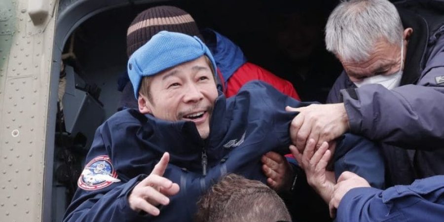 الملياردير الياباني، يوساكو مايزاوا لحظة وصوله إلى الأرض