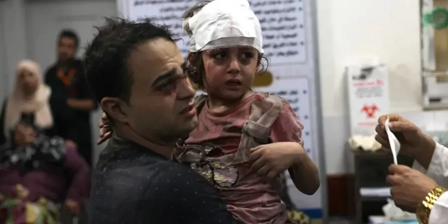 قصف إسرائيلي لسيارات إسعاف على بوابة مجمع الشفاء بغزة