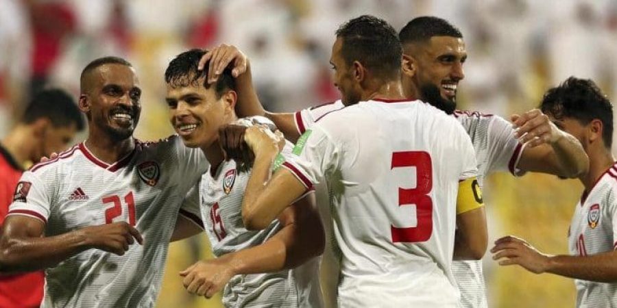 فرحة لاعبي الإمارات بالفوز الكبير