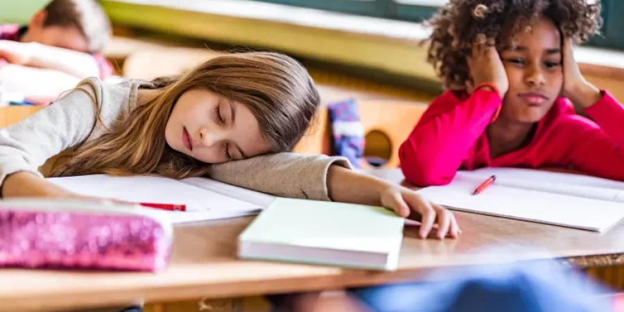 خيط رفيع بين النوم الذي يضيع الدروس والساعة البيولوجية للطالب وبين النوم الذي يساعده على استعادة نشاطه
