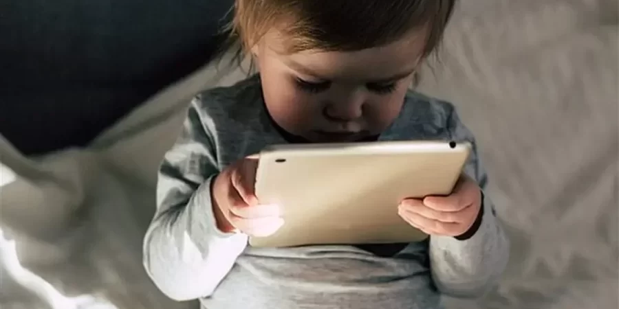قضاء الأطفال وقتًا طويلًا أمام شاشات الأجهزة الإلكترونية