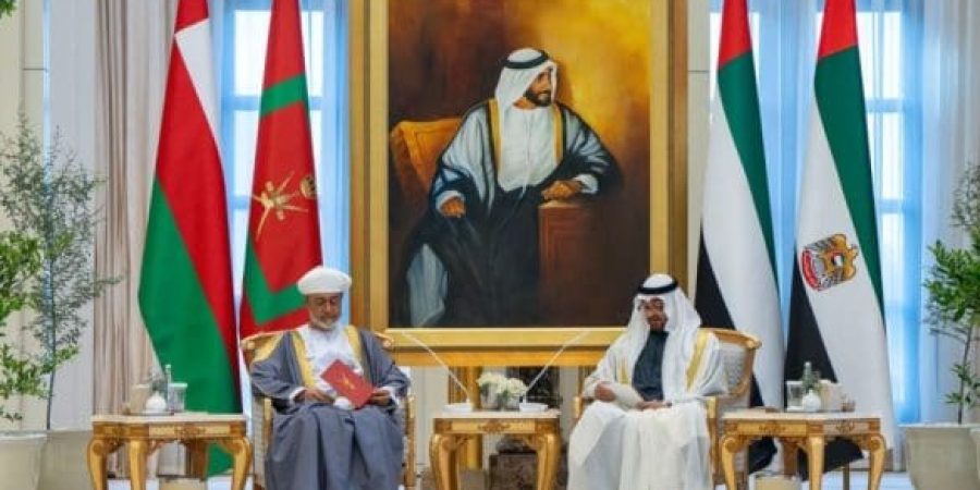 جلالةُ السُّلطان المعظم وسُموّ الشيخ رئيسُ دولة الإمارات يعقدان جلسة مباحثات رسميّة