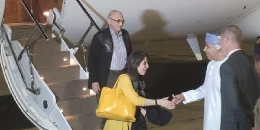 الترحيب بالمواطنة البريطانية في مسقط بعد إطلاق سراحها.