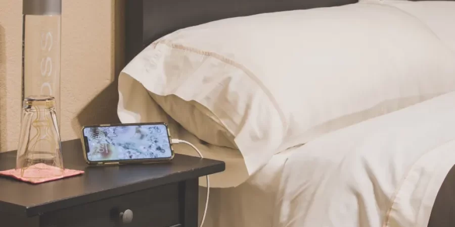 شركة آبل أصدرت تحذيرا بشأن شحن جهاز آيفون طوال الليل وهو موضوع على السرير