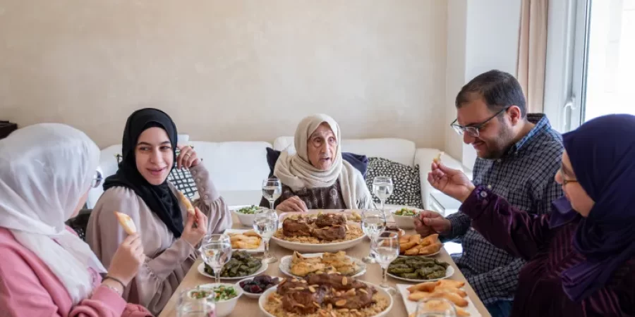 لقاءات العيد التي تجمع الأهل والأصدقاء تتسم بتنوع الأطعمة الدسمة