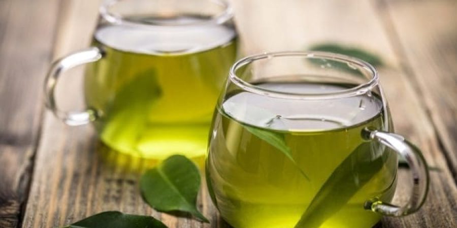 الشاي الأخضر يحتوي على مادة الكافيين التي يمكن أن تعزز وظائف الخلايا العصبية، وتحسّن المزاج (شترستوك)