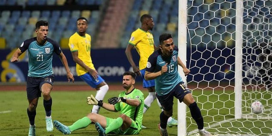 فرحة لاعبي الإكوادور بعد هدفهم في شباك البرازيل