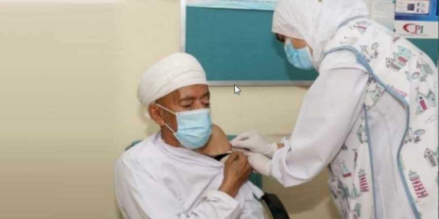 إحدى الممرضات من وزارة الصحة العمانية تقدم اللقاح لأحد المواطنين. | أرشيف التأمل
